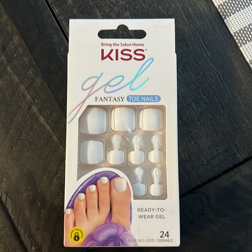 Kiss toe nails